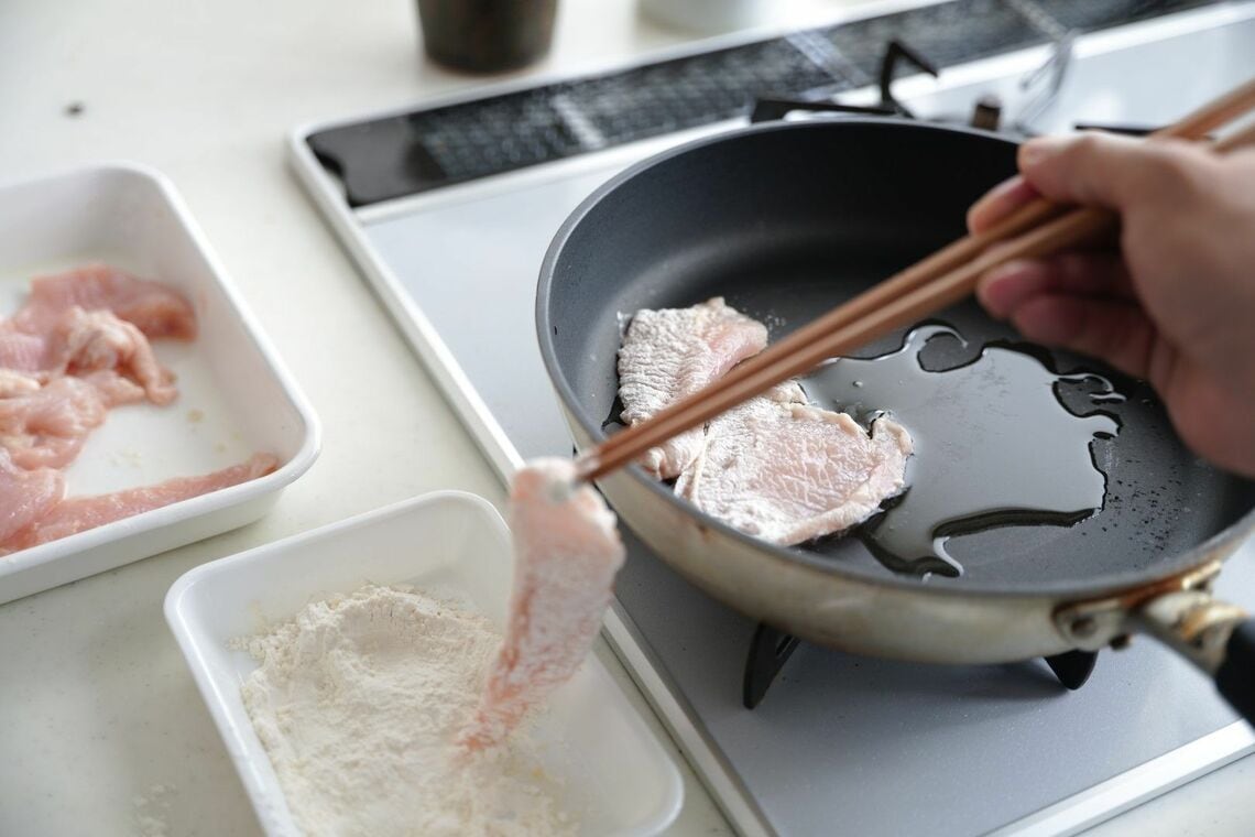 小麦粉をつけた鶏むね肉