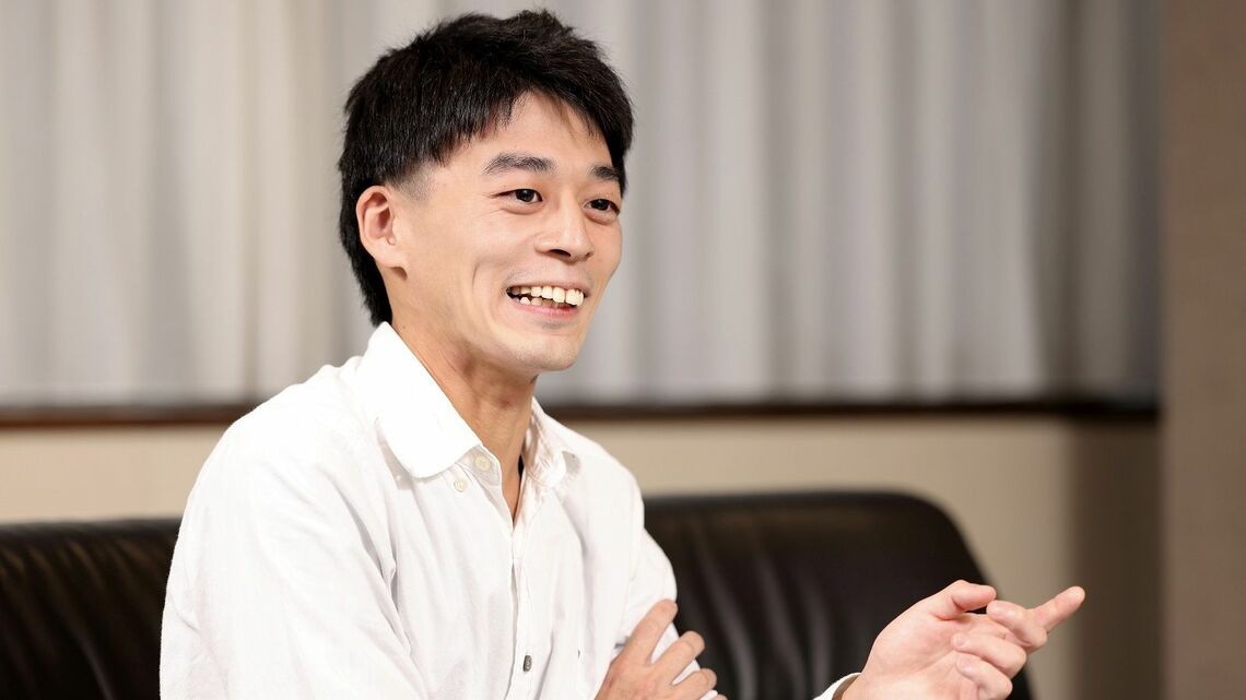 原稿の執筆のため、ブックオフで参考書籍を探すことが多いという谷頭氏。「発行部数の少ない書籍は手に入りにくいし、電子版も発売されていない。その点、大学近くのブックオフには、レアな書籍があることも多いんです」と語る（撮影：尾形文繁）