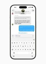 この秋に登場するアップル社最新OSから利用できる「ライブ翻訳機能」。相手が送ってきた外国語のメッセージが翻訳されて表示される。上に小さく原語でも表示されている（写真：アップル）