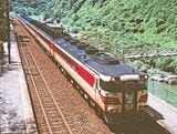 山陰本線旧線の保津峡駅を通過する「あさしお」（撮影：南正時）