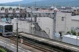 駅の跨線橋から見た開成宿泊所の建物（記者撮影）