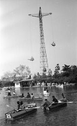 阪神パーク園内の飛行塔とボート池＝1959年（出典：にしのみやデジタルアーカイブ）