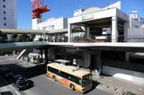 1階に小田急、2階にJRの駅名看板（記者撮影）