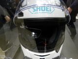 小型スクリーンを内蔵したSHOEIのヘルメット
