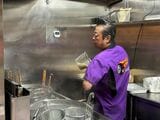 嶋﨑さんは湯切りパフォーマンスも有名（筆者撮影）