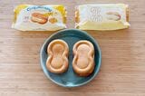 スフレワッフルとスフレワッフルDeliは、同じ皮を使用している。価格は定番のスフレワッフルが237円でスフレワッフルDeliが313円（筆者撮影）