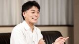 原稿の執筆のため、ブックオフで参考書籍を探すことが多いという谷頭氏。「発行部数の少ない書籍は手に入りにくいし、電子版も発売されていない。その点、大学近くのブックオフには、レアな書籍があることも多いんです」と語る（撮影：尾形文繁）