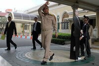 タイ首相が会見に｢等身大パネル｣を置くワケ 厄介な質問をかわすため｢質問は彼に｣