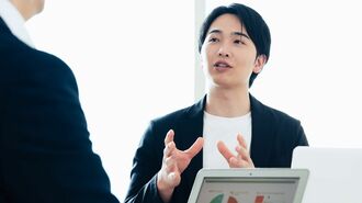 上司と資料を検討する部下