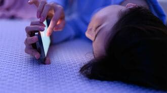 10代「SNS利用禁止」続々、日本は利用傾向に違いも