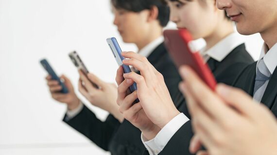 スマホを使う就活生