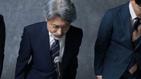 謝罪しているビジネスパーソン