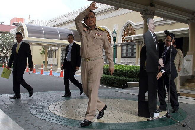 タイ首相が会見に｢等身大パネル｣を置くワケ