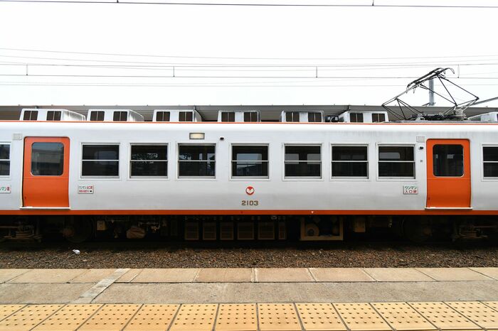 2100系のうち後期導入車は中央の扉が埋められた