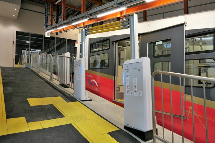 早雲山駅は乗り場側に昇降式のホーム柵がある