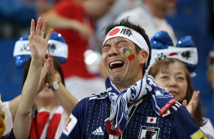 試合後、悲嘆するサポーター