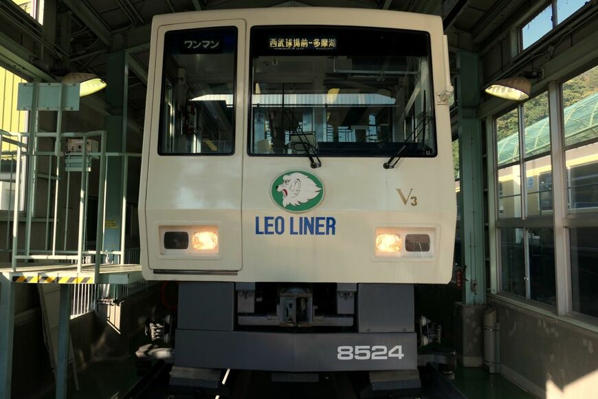 西武鉄道山口線の8500系。案内軌条式の新交通システムだ（記者撮影）
