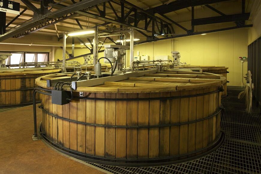 山崎の発酵室。通常のリアルな見学では見られないものも見られる（写真：サントリー提供）