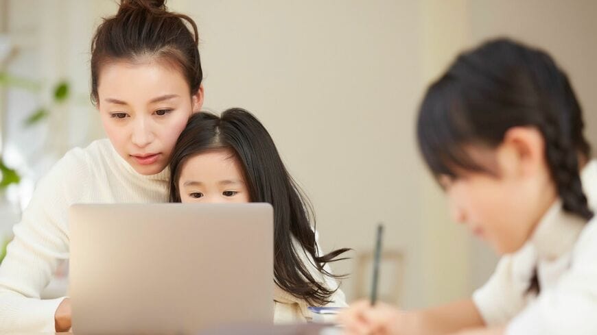 子どもの居場所の確保や過ごし方に、多くの保護者が悩む「小1の壁」。育児と仕事の狭間で悩む保護者たちの現状について取材しました（写真：Fast&Slow／PIXTA）