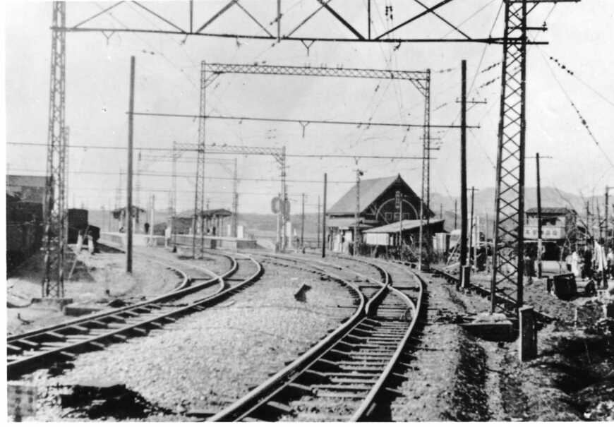 昭和20年代の本厚木駅。北口に三角屋根の駅舎があった（写真：小田急電鉄）