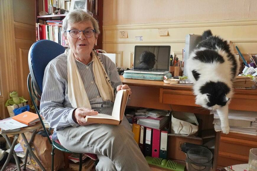 仕事場の窓は南西に向いており、午後から明るい日差しが入る。家で仕事をする翻訳家にとって癒やしになるそう（筆者撮影）