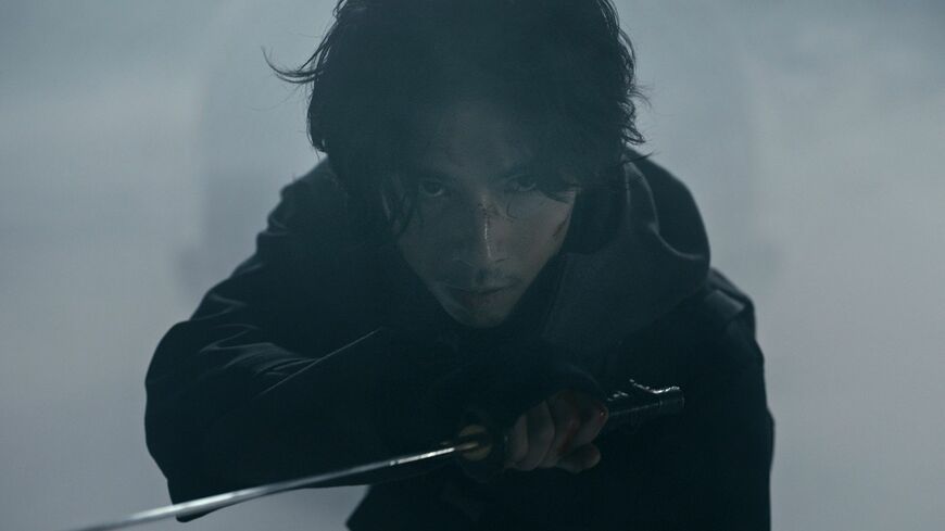 Netflix最新作「忍びの家 House of Ninjas」（全8話）の世界独占配信が2月15日から開始された。原案は主演の賀来賢人。忍者が主役の家族ドラマを描く（画像：Netflix）