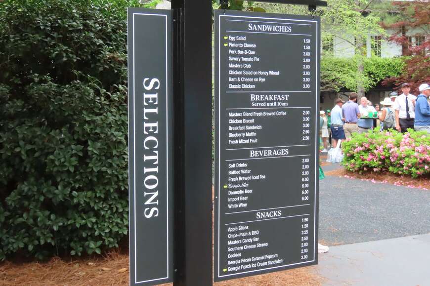 オーガスタ内の飲食の価格表（写真：筆者撮影）