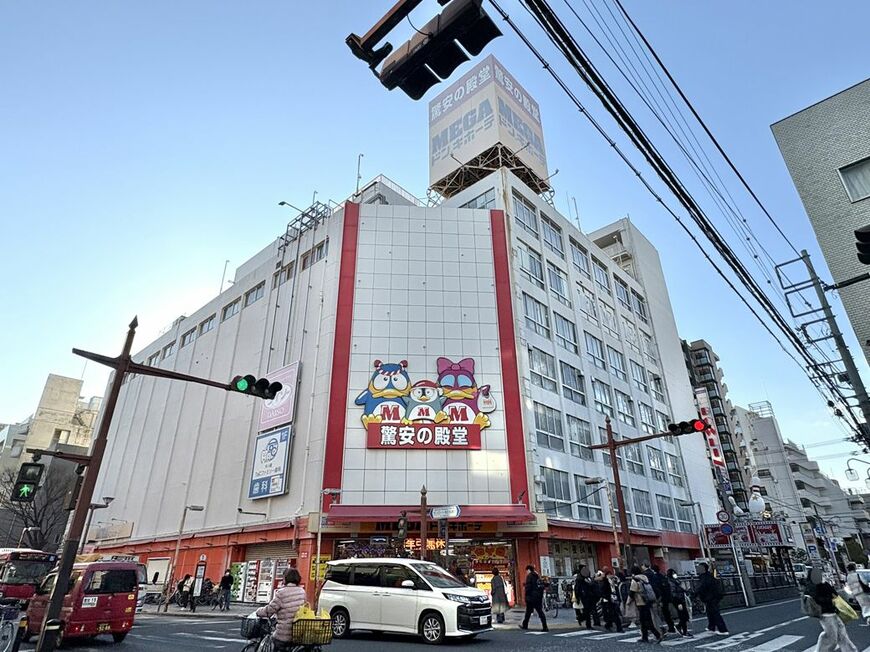 本八幡駅の駅南にあるメガドンキ。駅前だけで生活が完結する利便性が際立つ（写真：筆者撮影）