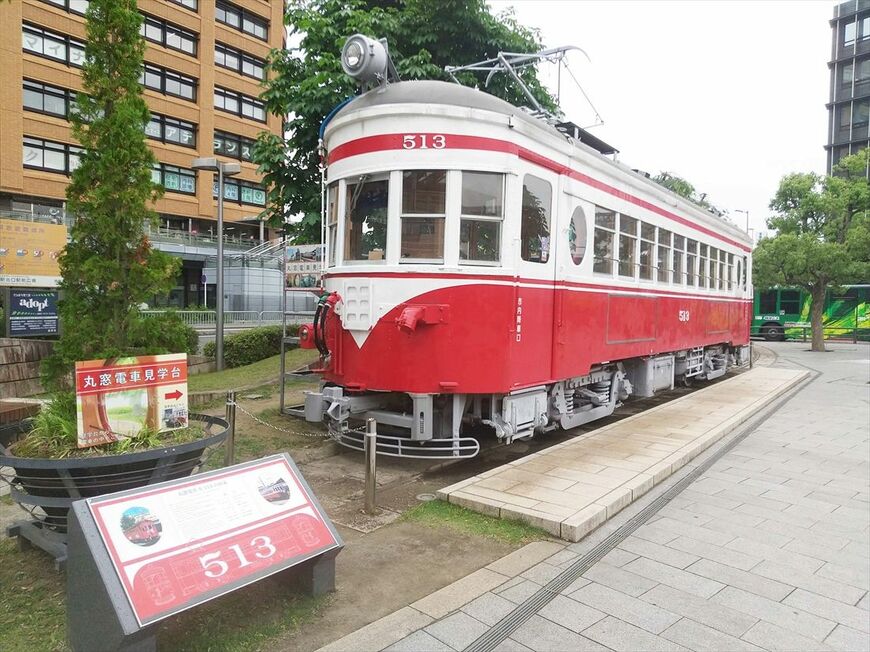 JR岐阜駅前に保存されている丸窓電車（撮影：南正時）