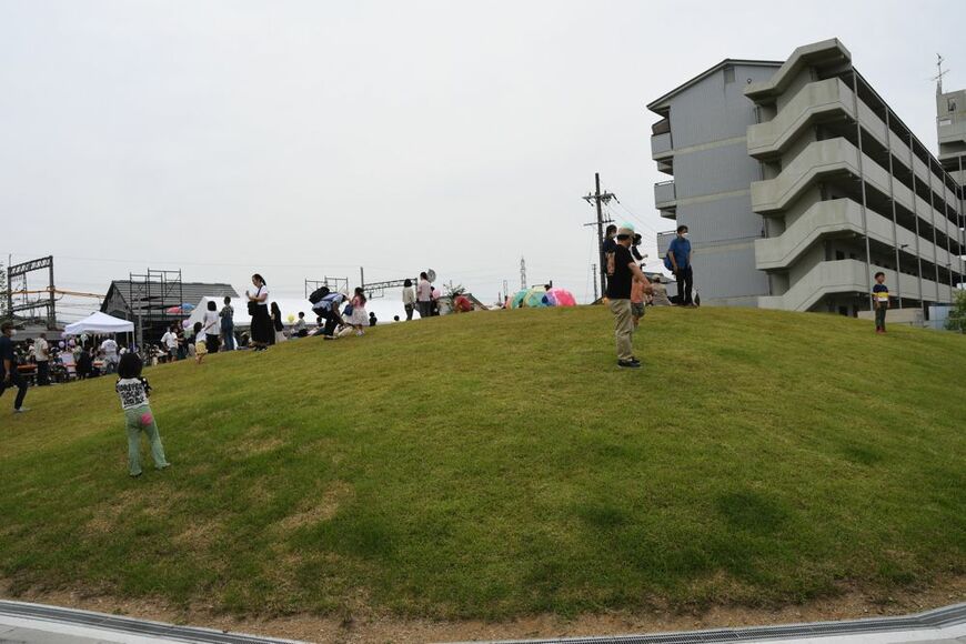 駅の目の前には古墳がある（記者撮影）