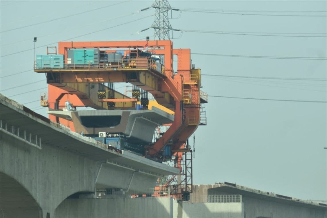 高架橋建設（橋桁運搬）用の移動式特殊クレーン