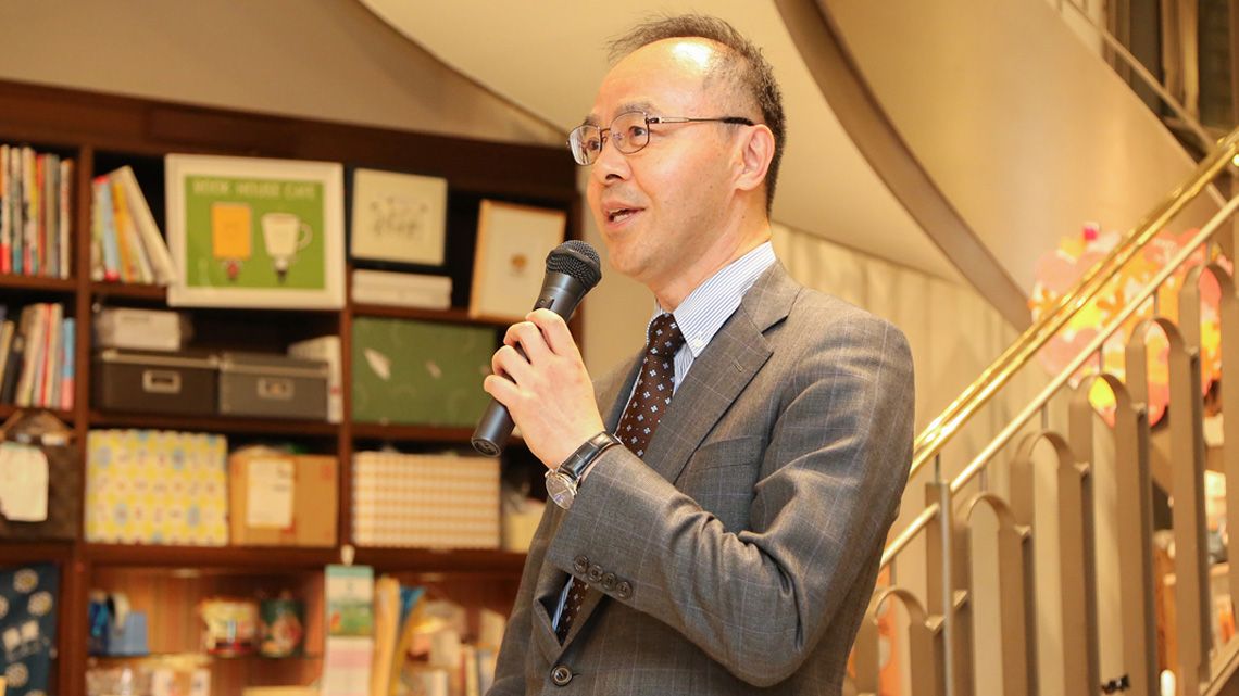 マイクを持ち講演する大杉潤氏