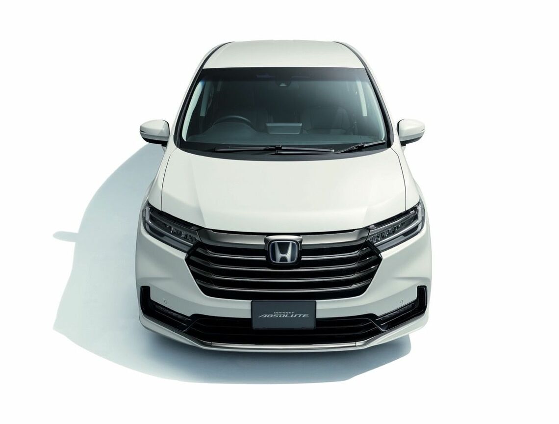厚みのあるボンネットフードと大型グリル、薄型ヘッドライトで押し出し感を強めたフロント（写真：ホンダ）