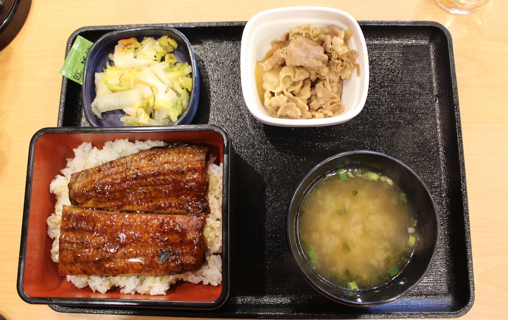 鰻と牛が楽しめる鰻重牛小鉢セット。とにかく鰻がでかい（筆者撮影）