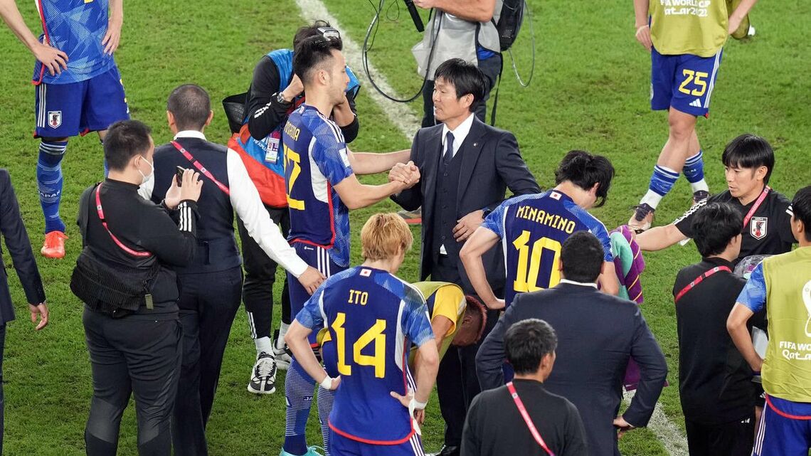 日本対クロアチア PK戦の末に敗れた森保監督（中央右）は吉田と握手（写真：日刊スポーツ）