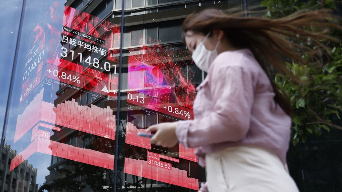 日経平均株価は3万1000円台どころか3万2000円も通過点となりそうな勢い。だが「砂上の楼閣」の上に楼閣を重ねている可能性がある(写真:ブルームバーグ)