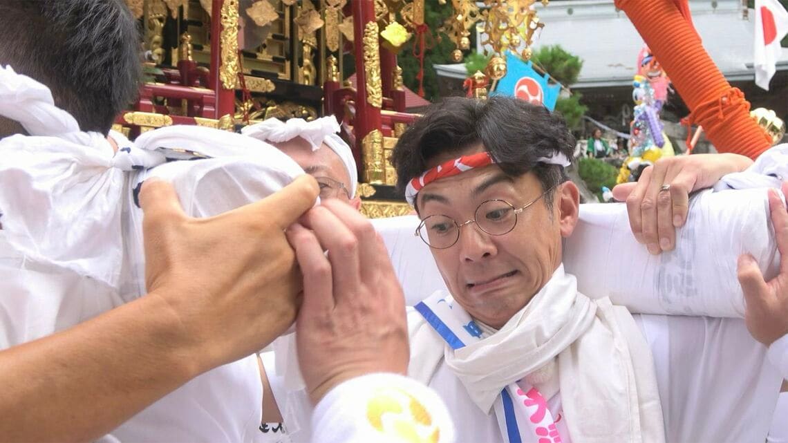 祭りで神輿をかつぐ木村さん