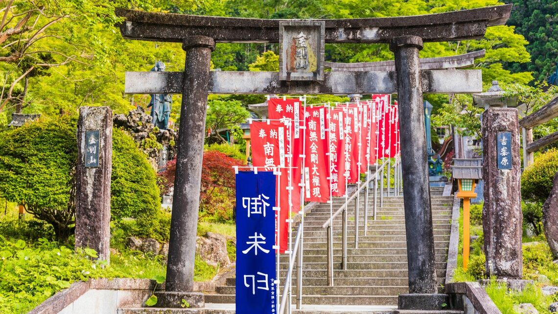 寺院の境内に鳥居が見られる「神仏習合」の名残(写真:tenjou/PIXTA)