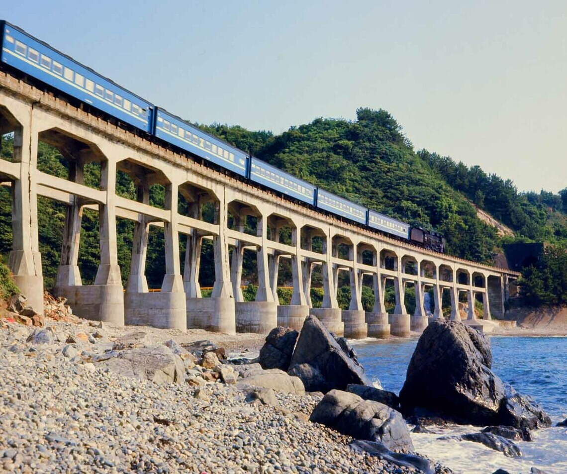 D51形蒸気機関車が牽引するお座敷列車山陰線宇田郷付近を走る（撮影：南正時）