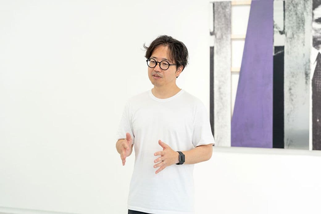 橋本さんは1977年 群馬県前橋市生まれ。前橋工業短期大学（現前橋工科大学）建築学科を卒業後、建築設計事務所を経営していた時期も。高崎市や富岡市のまちづくりに携わった経験をもつ。「太陽の会」事務局長も務め、フリー冊子「まえばしアーバンデザイン的まちの遊び方」などメディア編集も手がける（写真撮影／前田慶亮）