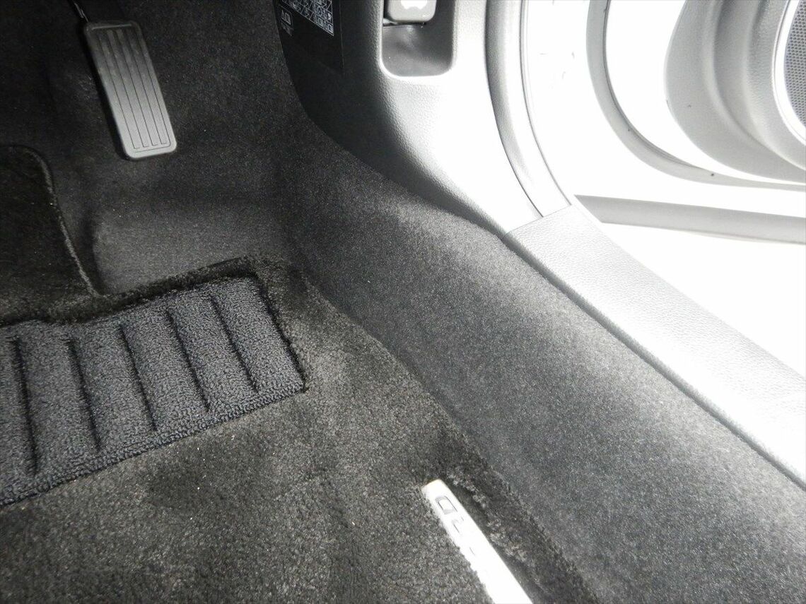 毛足の長いフロアマットも静粛性を高める（筆者撮影）