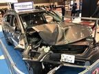自動車アセスメント用試験後のスバル「アウトバック」