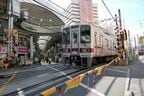 商店街と踏切