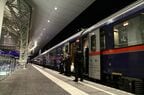 ザルツブルク中央駅に停車中。各車両で警備員が