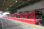 出発を待つ1番線の回送列車