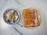 右がトースト。左はおまけで出てきた昨晩のおかず（筆者撮影） 