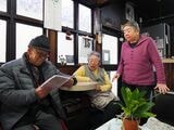 常連客と思い出話に花を咲かせる満知子さんと朗子さん（筆者撮影） 