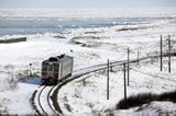流氷のオホーツク海をバックに釧網本線を行く快速「しれとこ」。キハ54形は同線から撤退し、現在はH100形による普通列車「しれとこ摩周」号となっている（撮影：南正時）