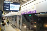 空港MRTの新開業区間へ入線する普通列車（筆者撮影）