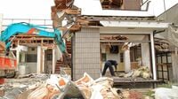 解体には100万円超も 古い家はアスベスト除去に注意